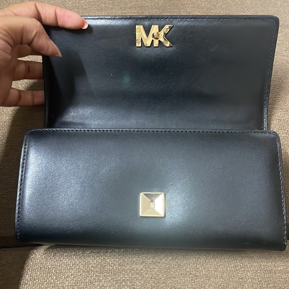 Michael Kors Sutton Wallet - Picture 5 of 11